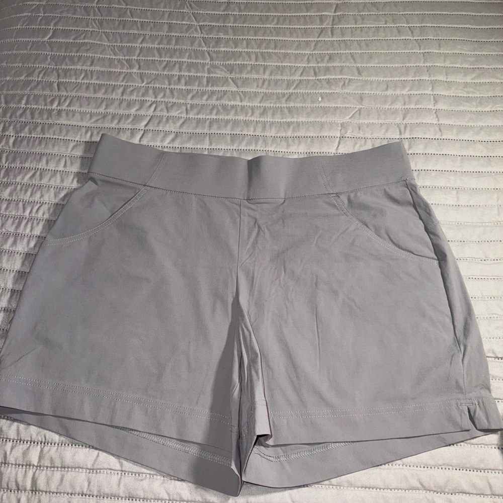 Columbia women’s Beige hiking-city Shorts with Tailored Design SZ: Large